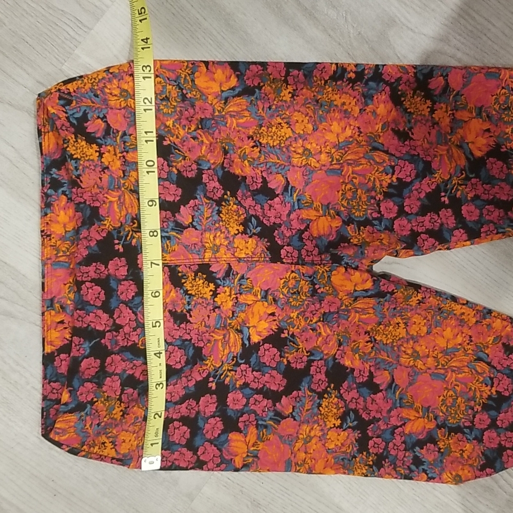 Still available. Fabulous colors! LulaRoe one size leggings